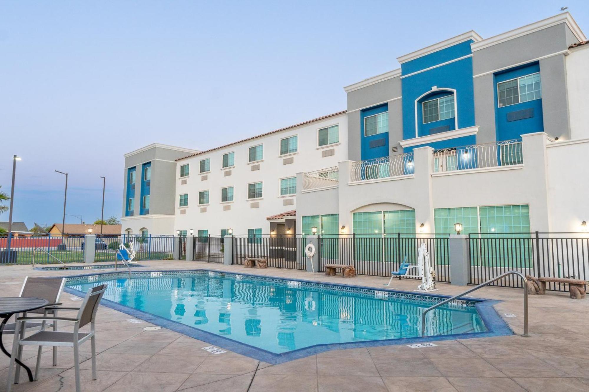 Holiday Inn Express Hotel & Suites El Centro By Ihg Exterior photo